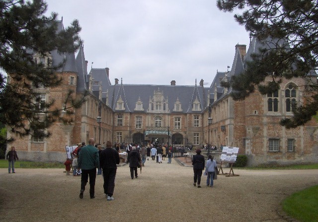 Le Château de nos jours(le 14 mai 2006, jour du concert ISONOMAD donné par l'école de musique de Sissonne, exceptionnellement autorisé par son altesse le prince Albert II dans la cour du château)