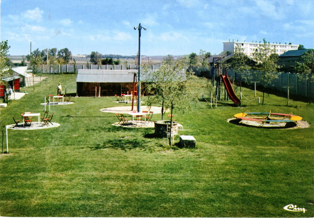 Le parc de l'aumnerie vers 1970. En arrire-plan le HLM militaire.