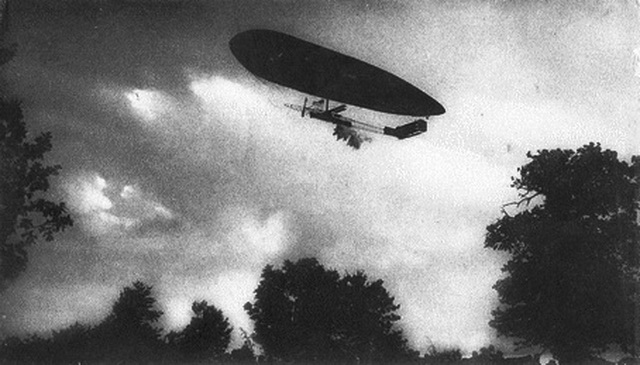 Le Dupuy De Lme, voluant le soir pendant les manuvres de 1912 dans le centre de la France.