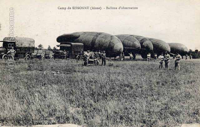Aprs 1918, prparation des ballons lors d'une manoeuvre au Camp de Sissonne.