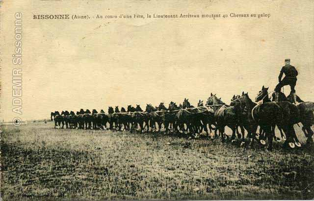 Le lieutenant Arrteau, du 29<sup>e</sup> d'artillerie, conduisant au galop quarante chevaux.<br>Carte postale originale Phot. Ruet