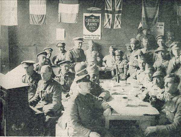Poilus et soldats anglais dans un foyer YMCA