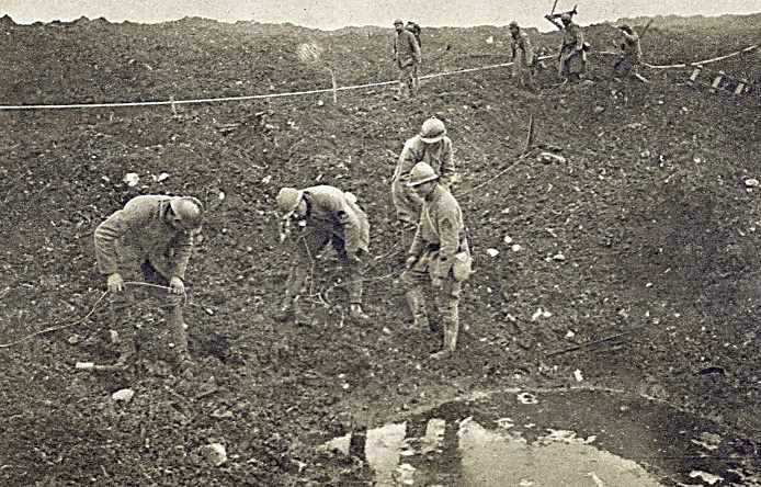 Des téléphonistes en train de réparer une ligne sur le front Photographie parue dans Le Miroir le 18 mars 1916, publiée sur le site CRDP de Toulouse
