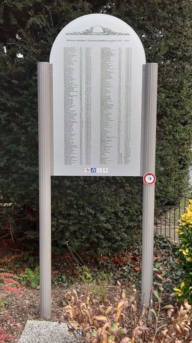 Le mémorial près du monument aux morts de Sissonne, la liste des 221 tués sur la commune