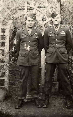 Calvin R.Marshall (opérateur radio Bataille des Ardennes) et Pvt. Hugh Gordon