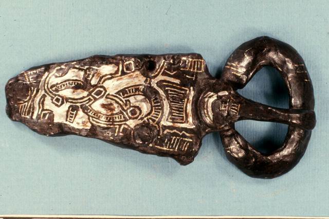 Plaque-boucle de ceinture de la 1re moitié du VIIe siècle :  après restauration.