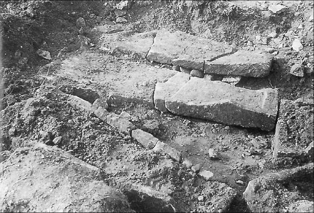 Fouille de sarcophages en avril 1960.
