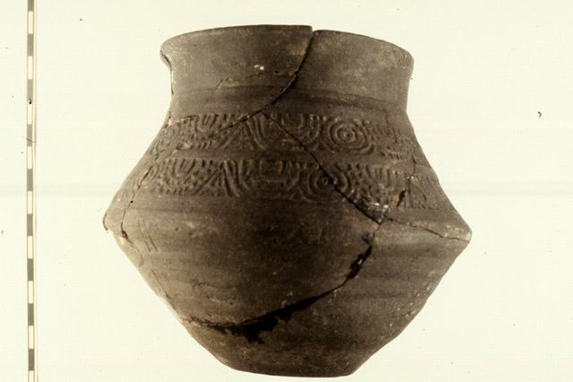 Vase d'offrande en céramique décoré à la molette (vers 590-630).