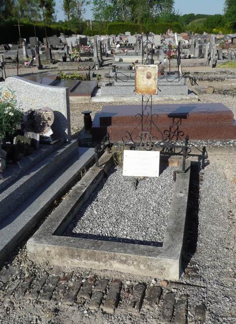 Sa sépulture dans le cimetière communal.