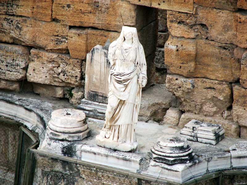 turquie14.jpg - Hierapolis : statue du théâtre
