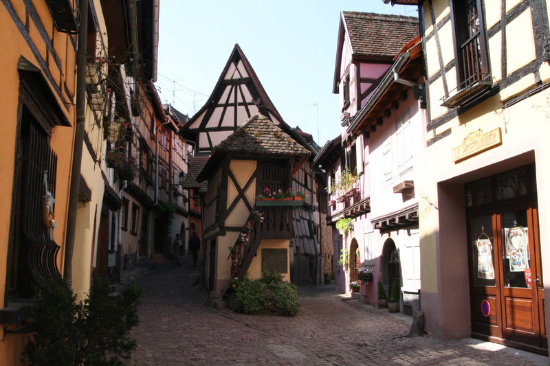 alsace_1.jpg - Eguisheim : une rue fleurie