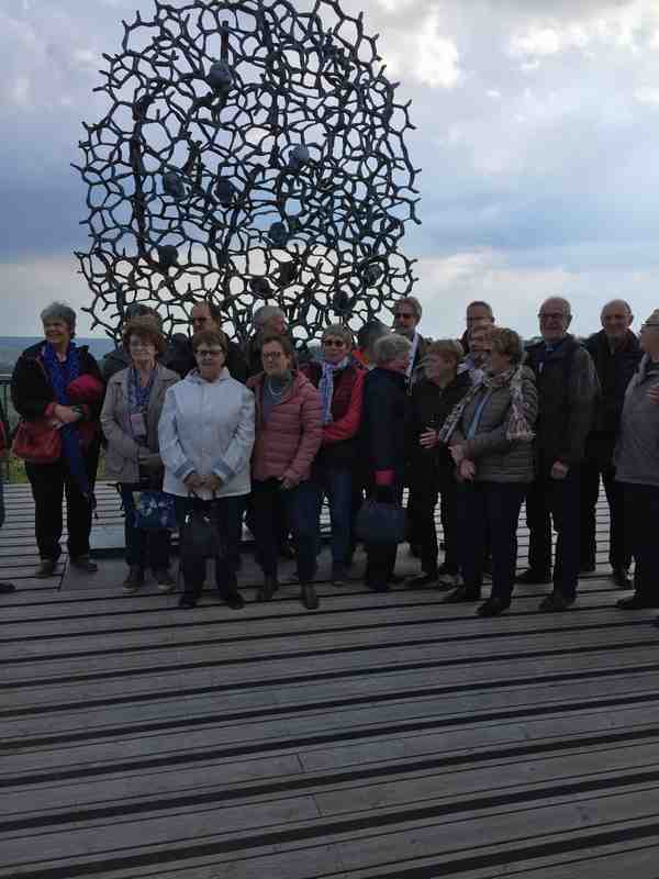 Photo souvenir devant La sculpture de l'artiste Ham Kern