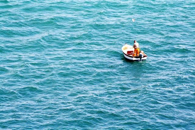 bateau.jpg - Pointe du Raz : solitude du pêcheur