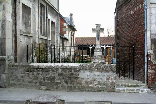 La croix n'est pas centre sur le parapet ...