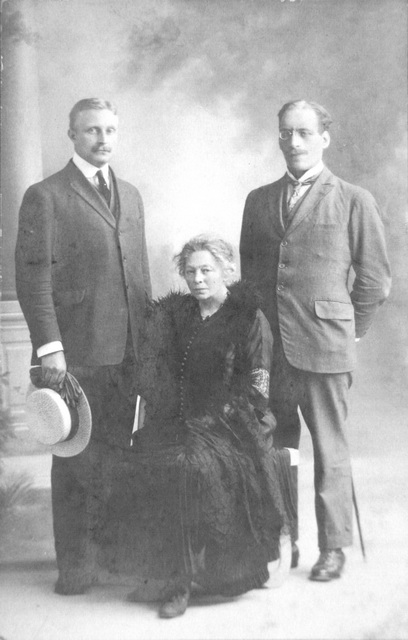 Laurent, Nelly et Robert DONCOEUR 3 des 5 enfants du baron, camrier du Pape. Tous trois ns  Jeoffrcourt.