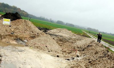 Les gendarmes multiplient les rondes autour du stock indsirable. Les obus empils sont dlimits par les bandes de protection.Photo Jean-Marie CHAMPAGNE