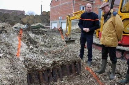 Le prfet de l'Aisne Pierre Bayle (ici avec Franois Vincent, chef du centre de dminage de Laon) s'est rendu hier matin sur place.