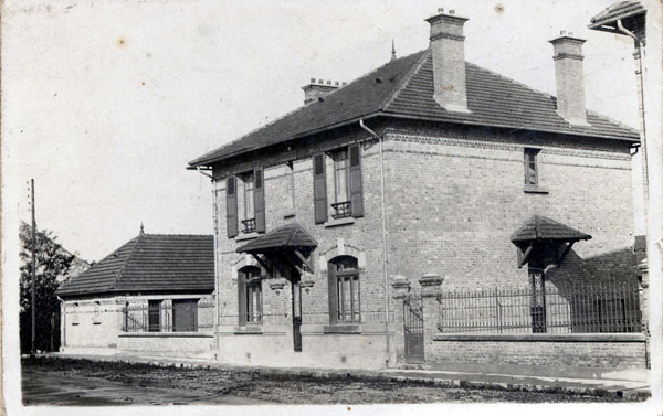 Pavillon de la Mairie : Rez-de chausse : Salle commune de runions Premier tage : Salle des Ftes