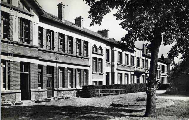 Infirmerie vers 1960. Prsence de beaux arbres et haies
