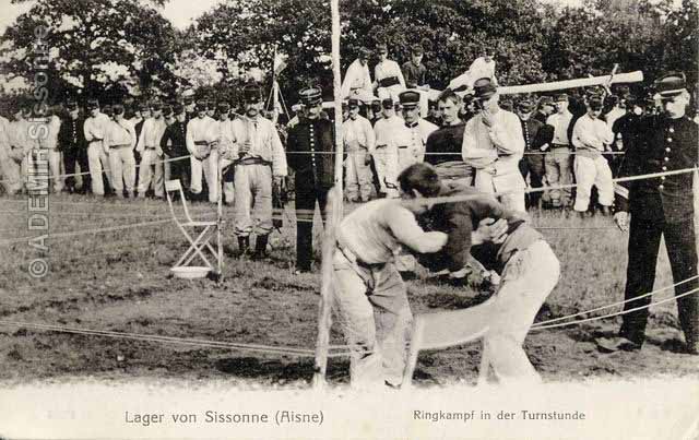 Avant 1914. Sance de lutte au 45e RI, au Camp de Sissonne.Le grad, au centre de limage porte le kpi du 45e RI.