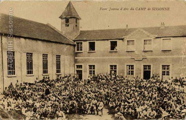 Au fronton, une premire inscription de trois lignes,  FOYER JEANNE D'ARC CAMP 