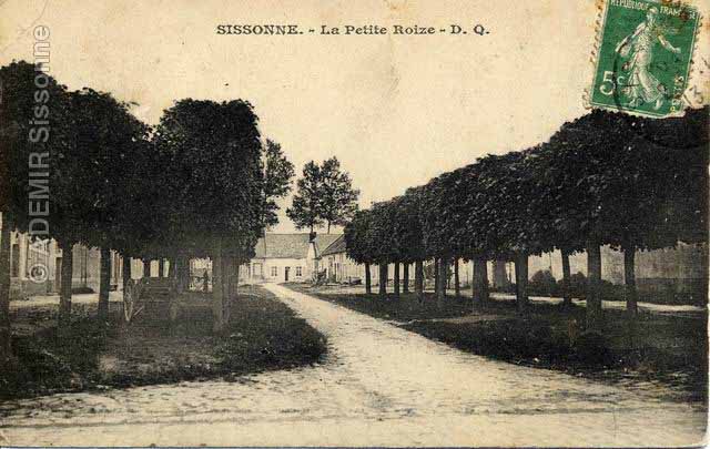 La place de la petite Roize avant 1922,<br>sans le monument aux morts