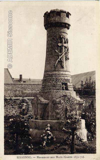 Une cellule carre creuse  la base de la tour, semble abriter une croix.Ceci n'existe pas encore sur les cartes postales d'avant 1913
