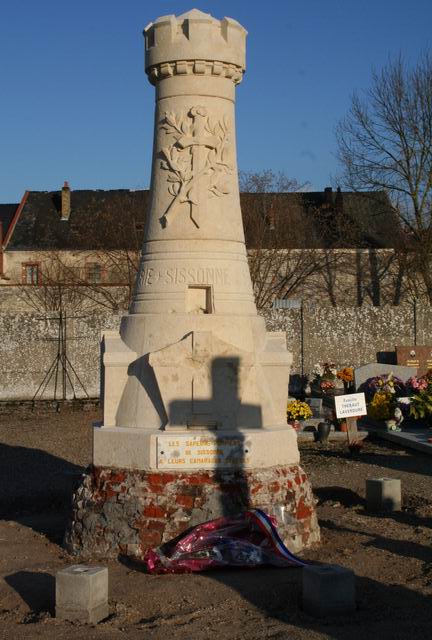 Le monument du cimetire,en cours de restauration par les employs de la commune (2007),