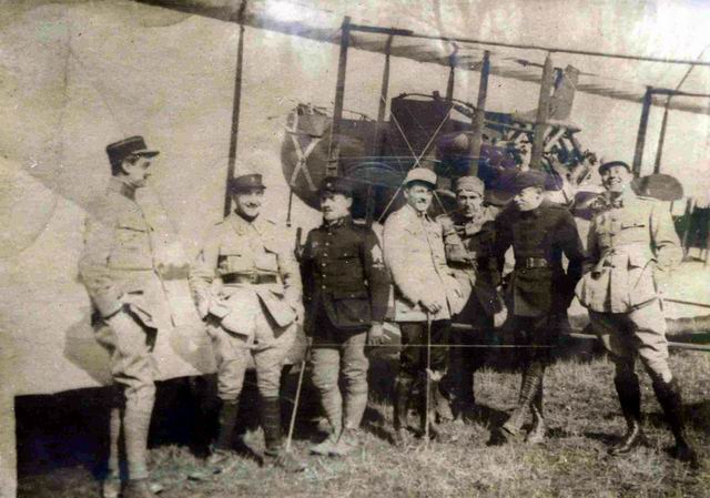 A gauche, Claude Nardon. Le Farman 40 porte la marque  de l'escadrille F 215, un grand X blanc.