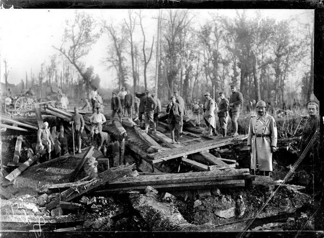 Reconstruction d'un pont  l'entre de la ville de la Fre (Aisne)<br>octobre 1918 - source ECPAD