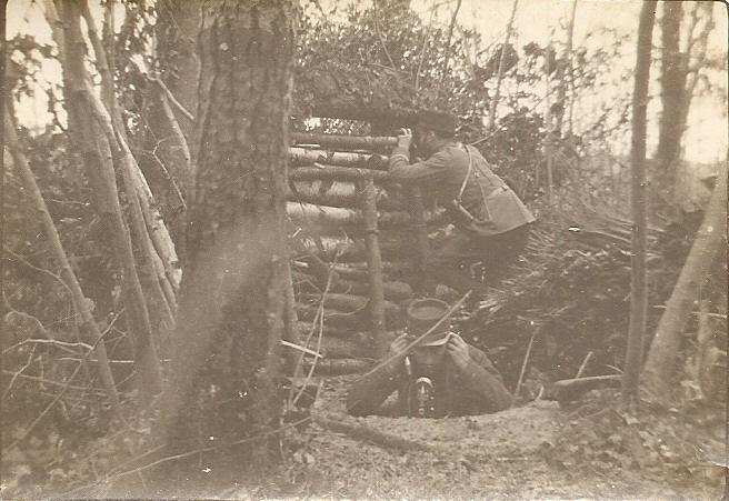 photo d'un officier d'observation des tirs de l'artillerie et de son tlphoniste en 1914.L'absence de casque rvle que l'on est au dbut de la guerre. Source site pages 1914 1918