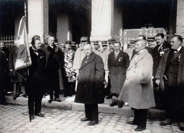 Remise du drapeau aux mdaills militaires<br>A droite, le futur porte-drapeau<br>Gustave LORIETTE