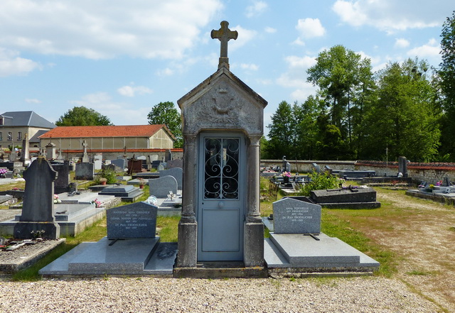 La spulture familiale<br>Paul Froehlicher repose dans la tombe de gauche<br>Son fils Jean dans celle de droite