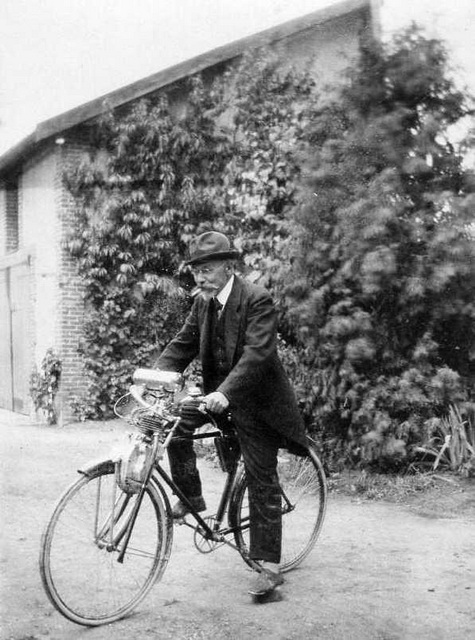 vers 1930 Paul FROEHLICHER et les premires bicyclettes  moteur