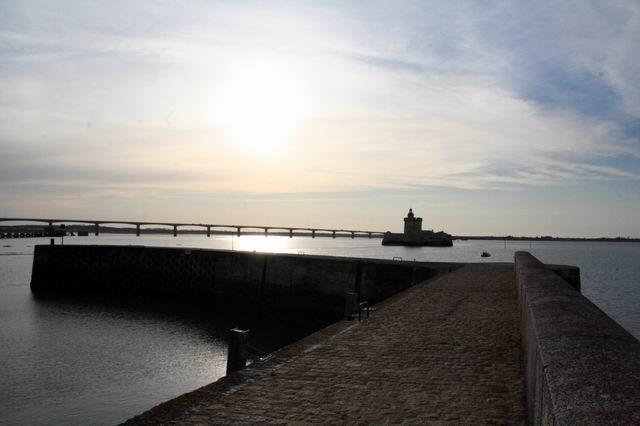 12.jpg - Bourcefranc : le fort Louvois et le Viaduc qui mène à l'ïle d'Oléron