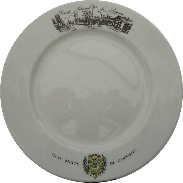 Assiette avec une vue de l'entre du campet les armes de Sissonne