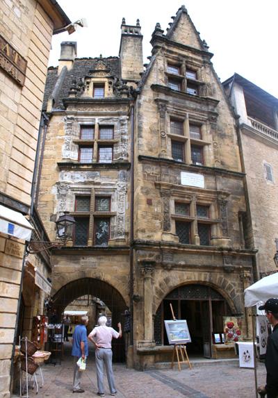 dordogne10.jpg - Sarlat : place du marché