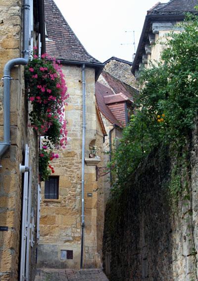 dordogne7.jpg - Sarlat : ruelle fleurie