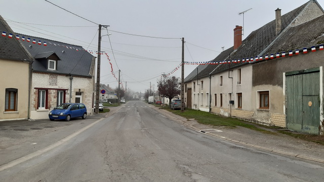 La rue qui mne au mmorial vert est pavoise