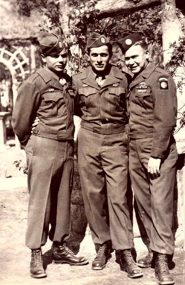 Buron Dewell Jeffcoat (au centre)a t appel 'De' ou 'Jeff'  la fin de la guerre. Il a servi dans les Ardennes et la garde d'honneur  Francfort o il a construit une bibliothque pour le gnral Eisenhower.