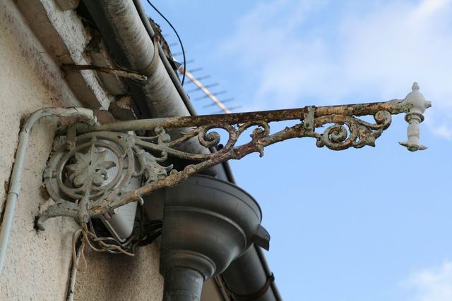 Le dernier bec de gaz<br>encore existant de nos jours <br>situ dans la rue des deux Roizes<br>(emplacement 32 sur la carte d'implantation des lampes)