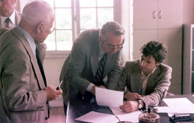 Louis NARDON, directeur, au centre de la photo.