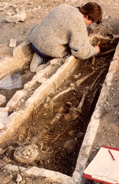 Fouille d'un sarcophage en pierre.