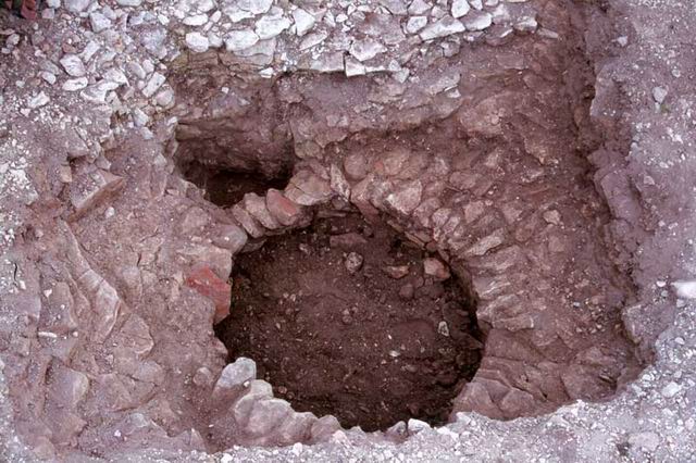 Silo creus et maonn en pierres sches.