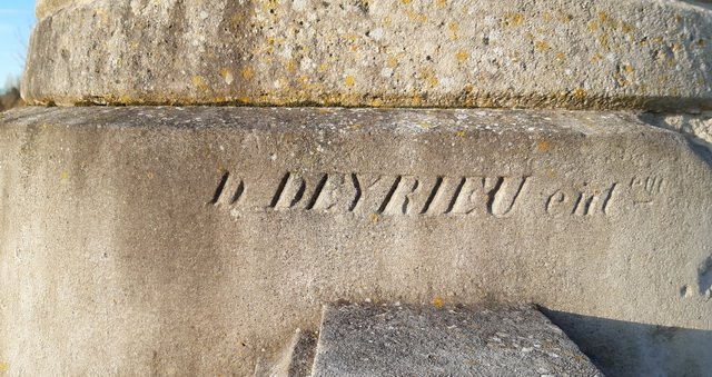 Le nom de l'entrepreneur : D DEYRIEUsur le ct droit du socle