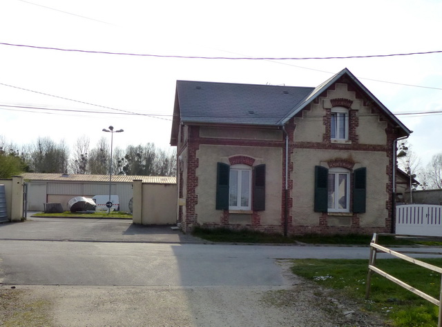 La maison et au fond, les ateliers 