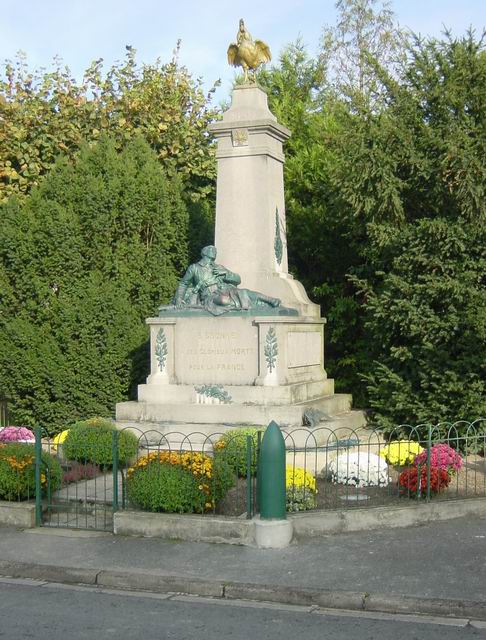 Le monument aux morts<br><small>Place de la Petite Roize,<br>Aujourd'hui Place Ren Fleury</small>
