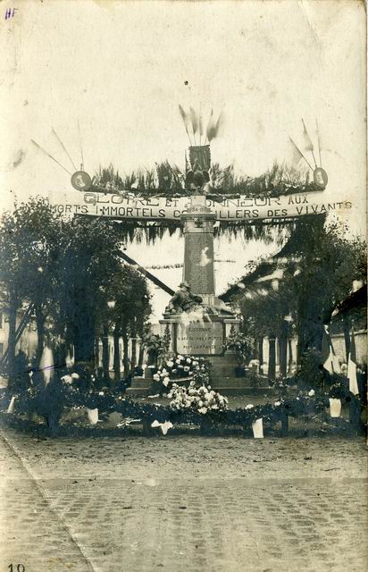 Des Arcs de triomphe, des sapins, des guirlandes de feuillage, des drapeaux partout.