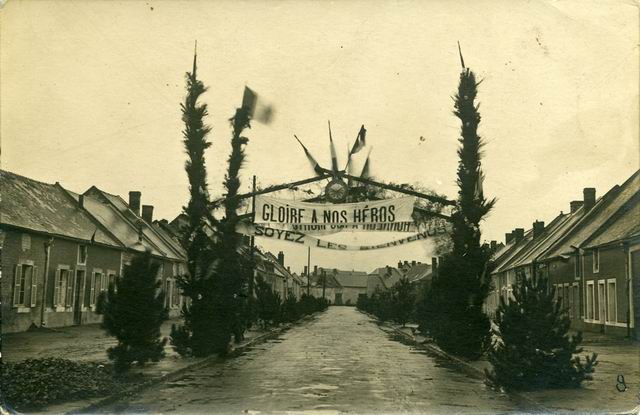 Des Arcs de triomphe, des sapins, des guirlandes de feuillage, des drapeaux partout.