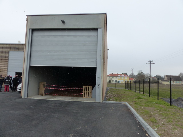 Le hangar de stockage du bois